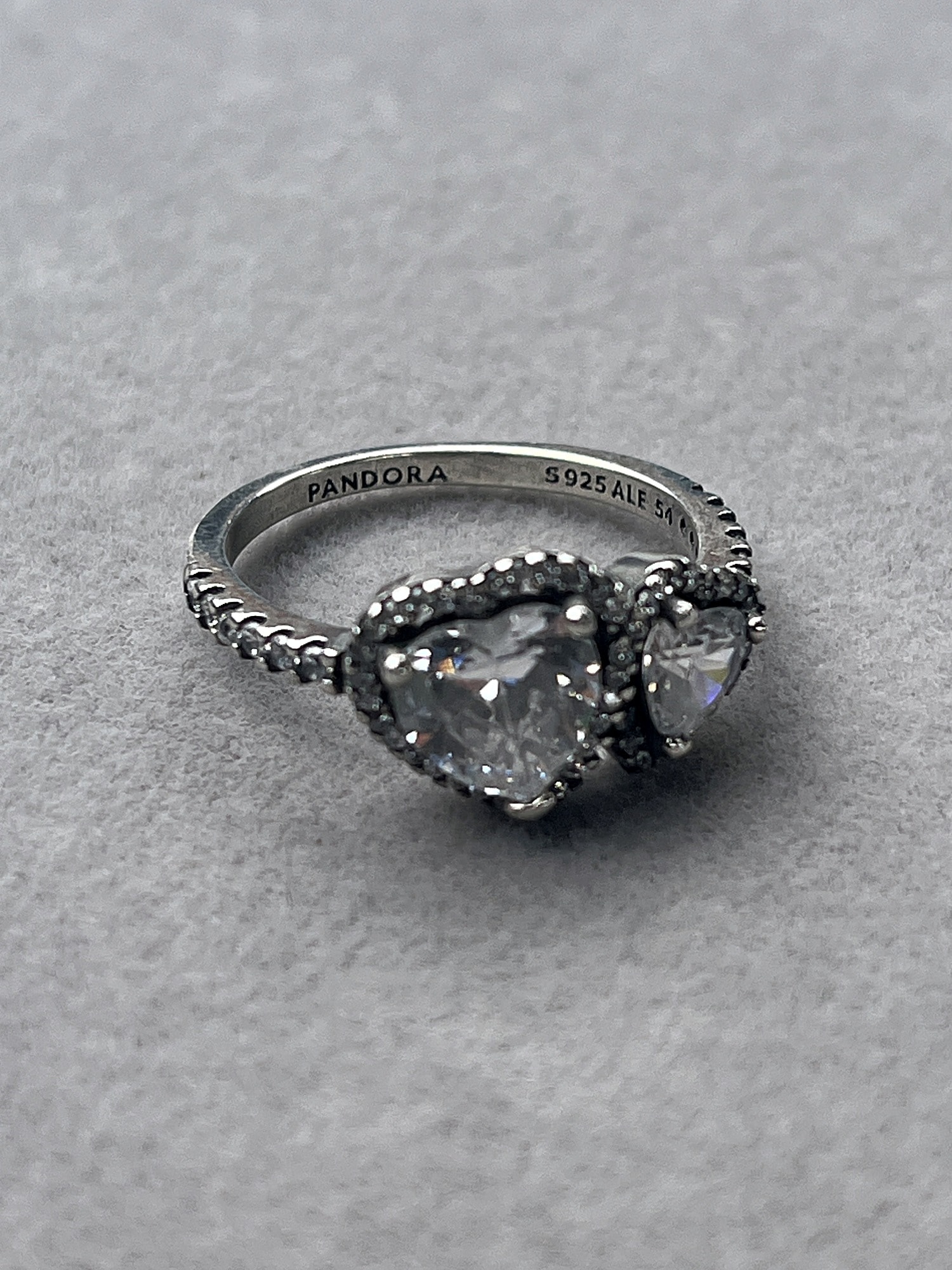 Anillo corazones brillantes — talla 7