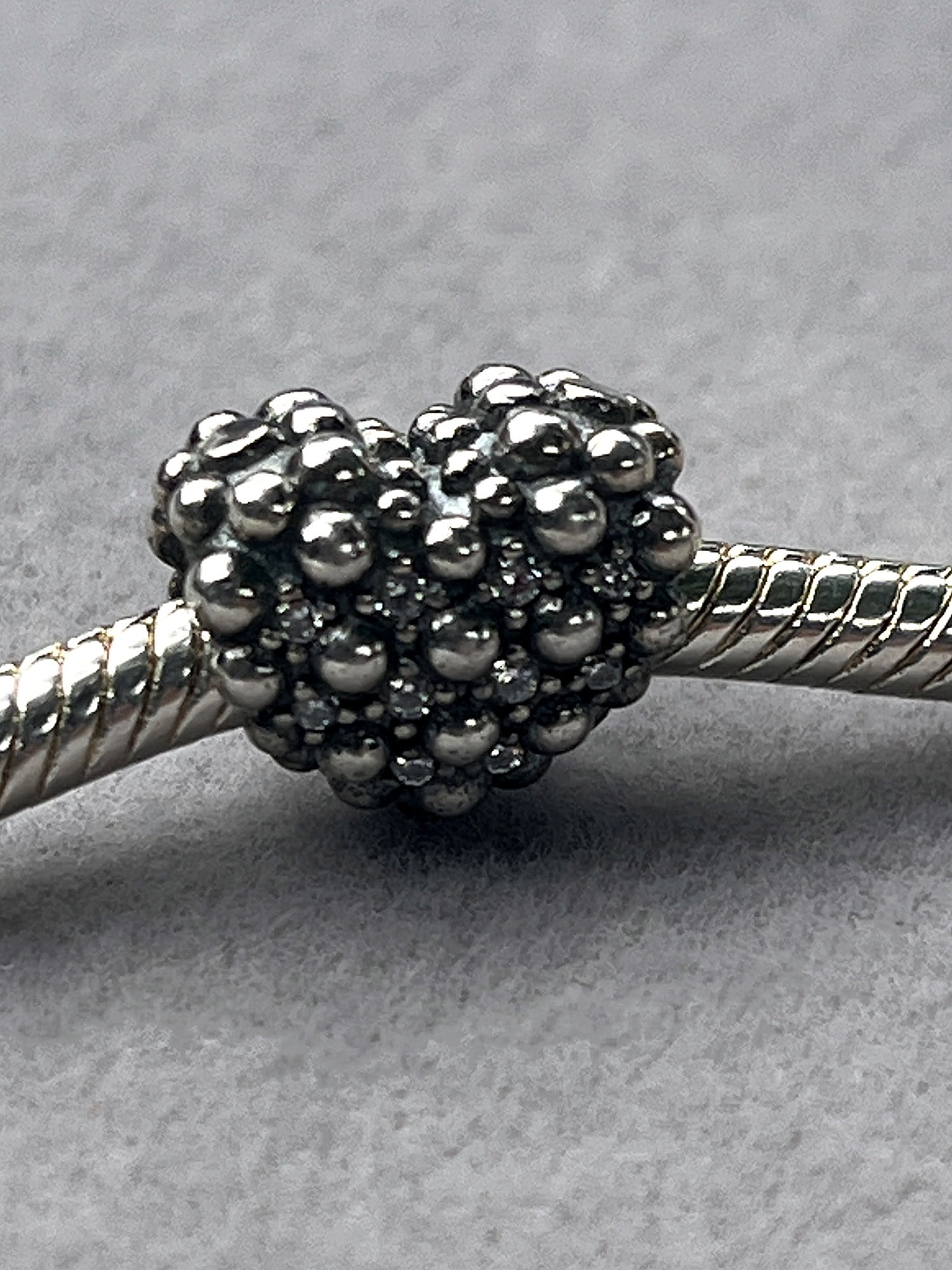 Charm corazón de bolitas