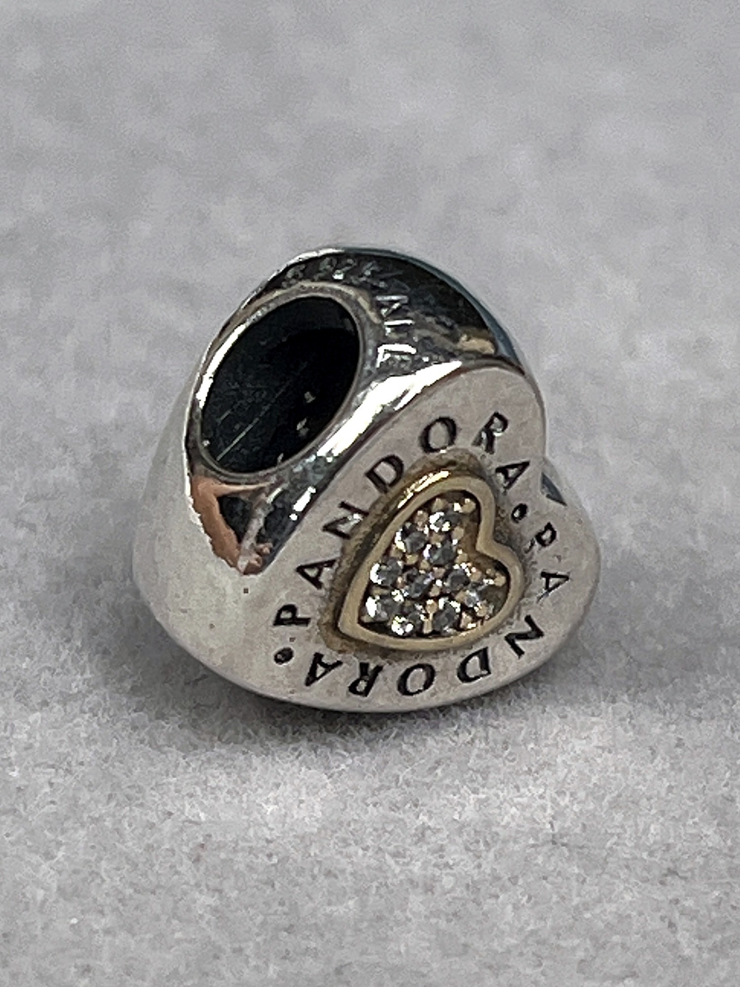 Charm corazón logo dorado