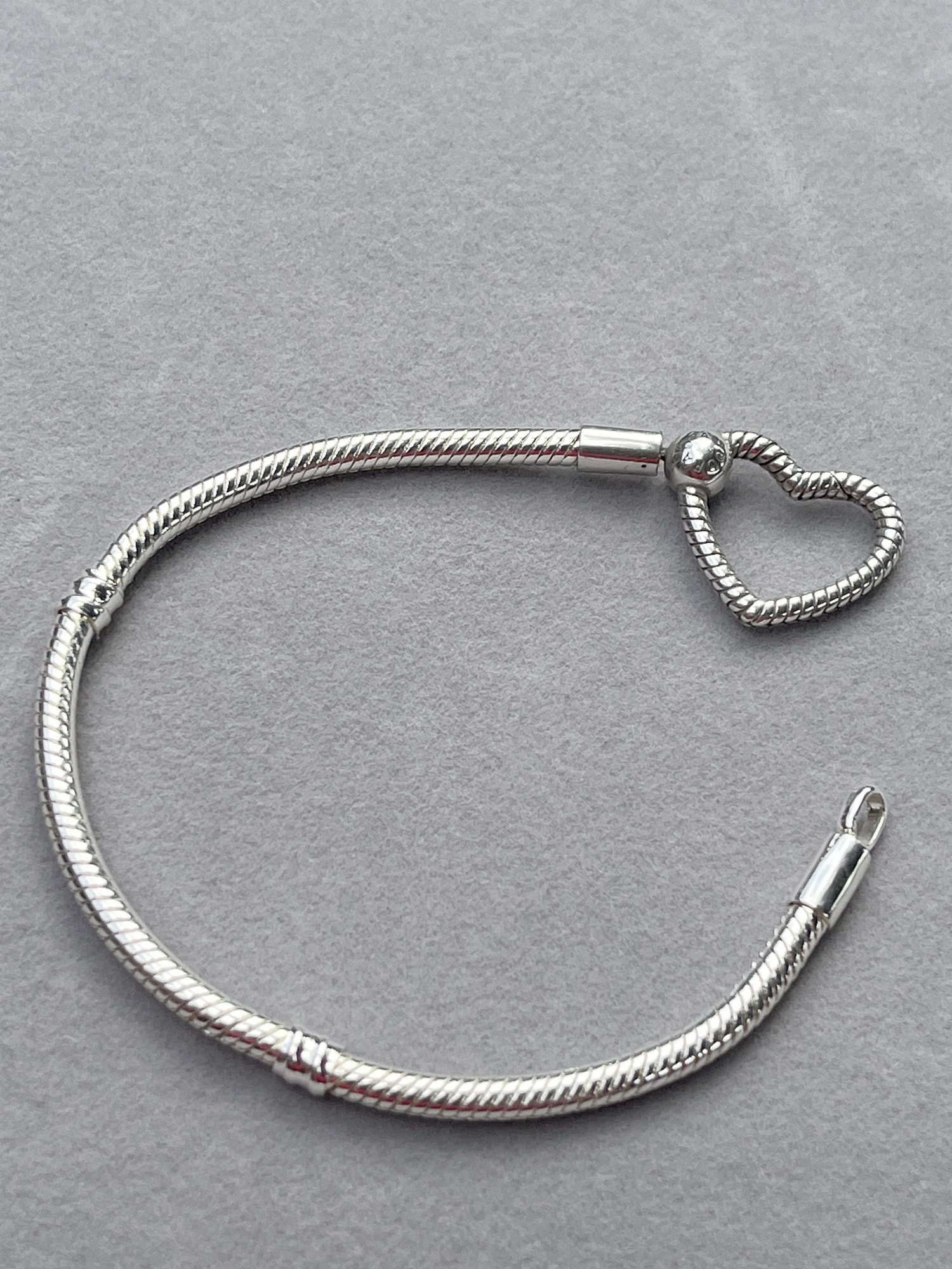 Pulsera broche corazón abierto — 17 cm — vista completa