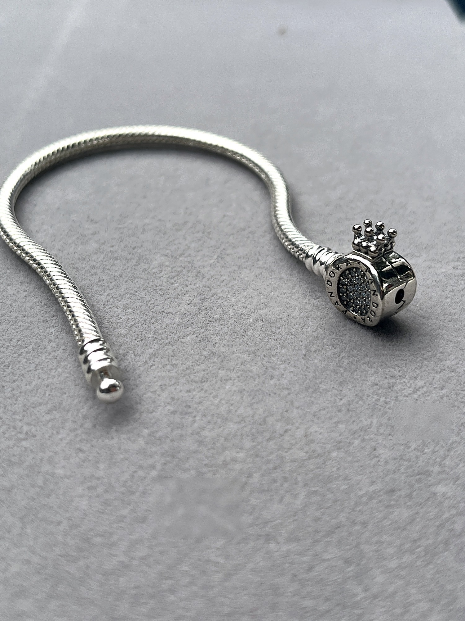 Pulsera broche corona O — 16 cm