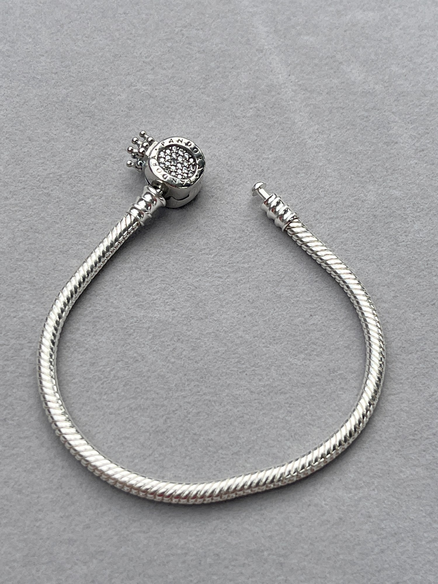 Pulsera broche corona O — 16 cm — vista completa