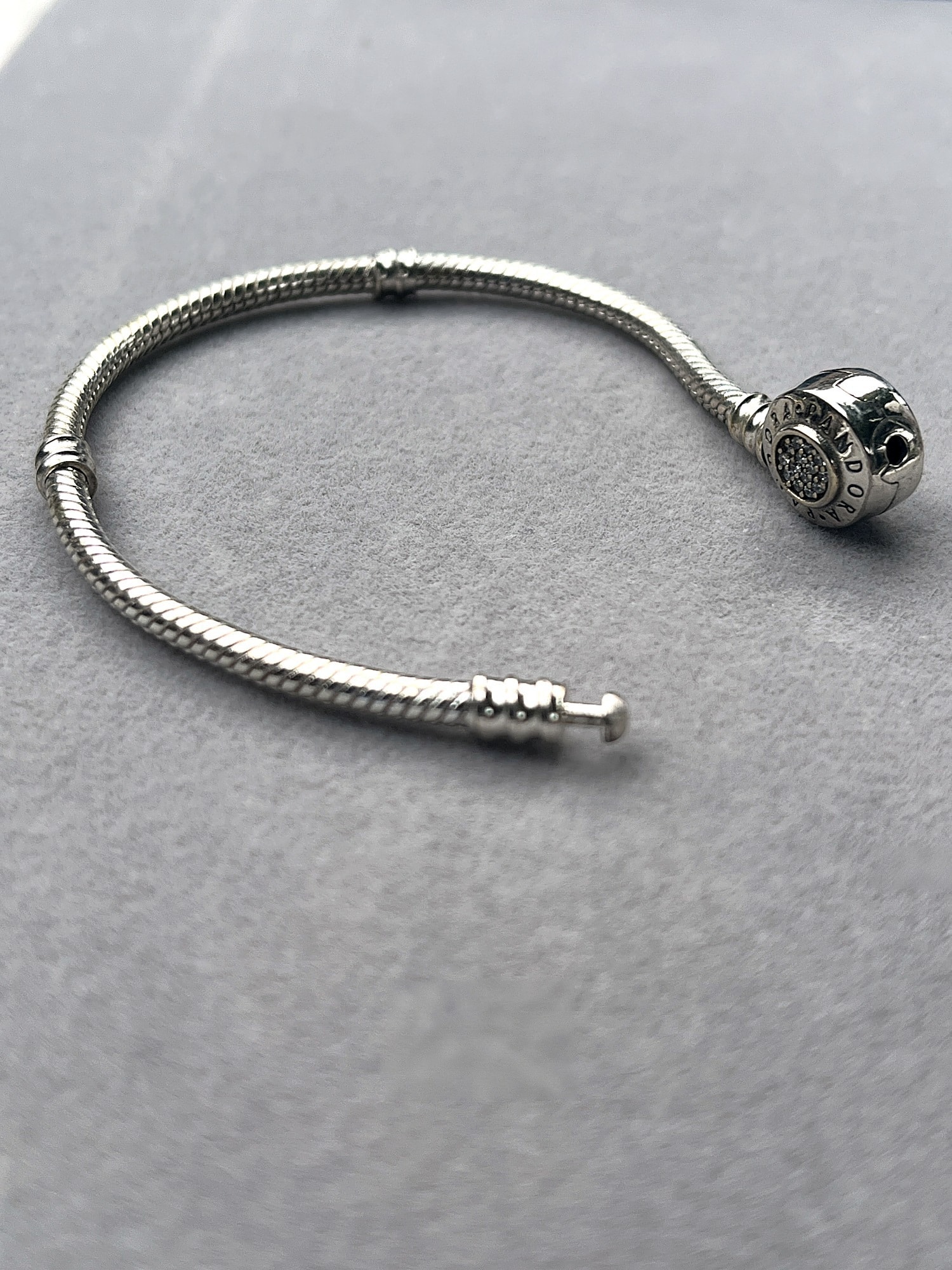 Pulsera broche logo pavé — 16 cm