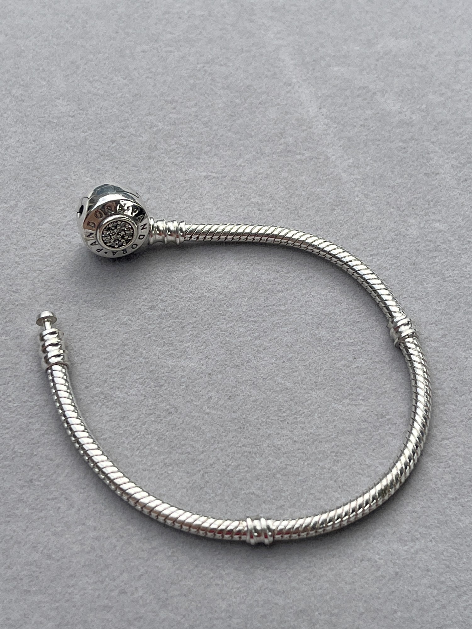 Pulsera broche logo pavé — 16 cm — vista completa