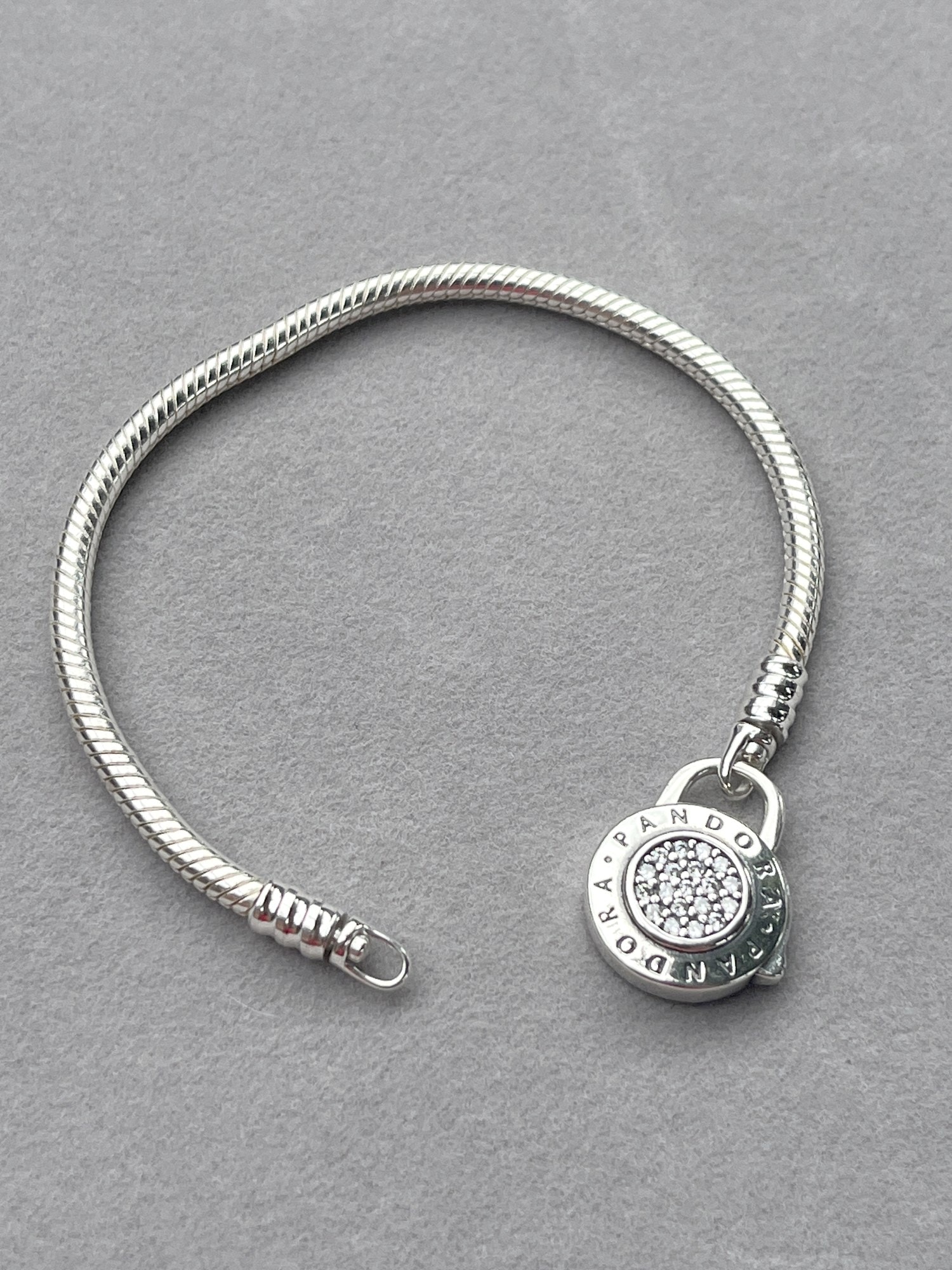 Pulsera candado logo — 16 cm — vista completa